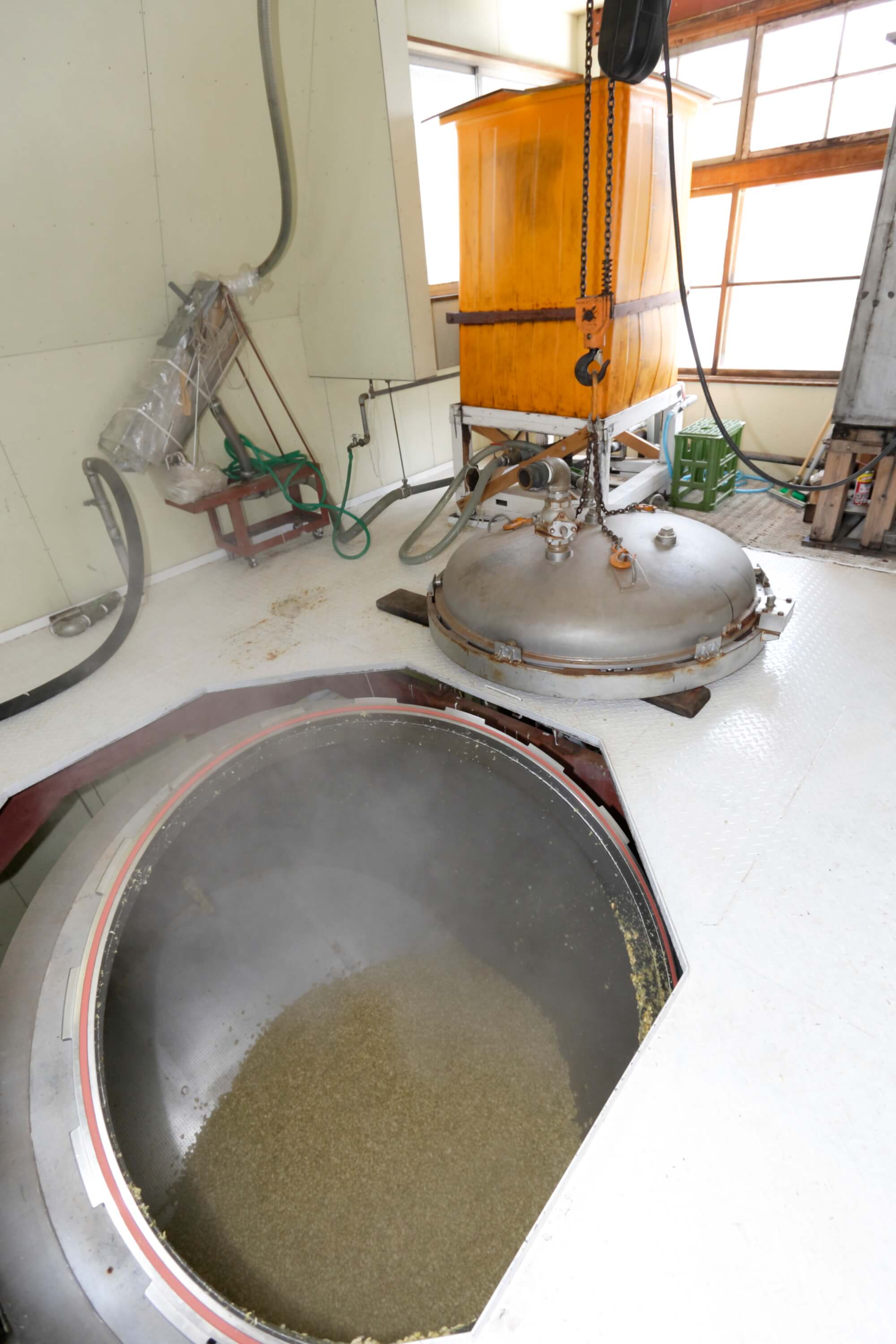 国産大豆を清廉な月山水につけて、よくふくれたら蒸し上げます。