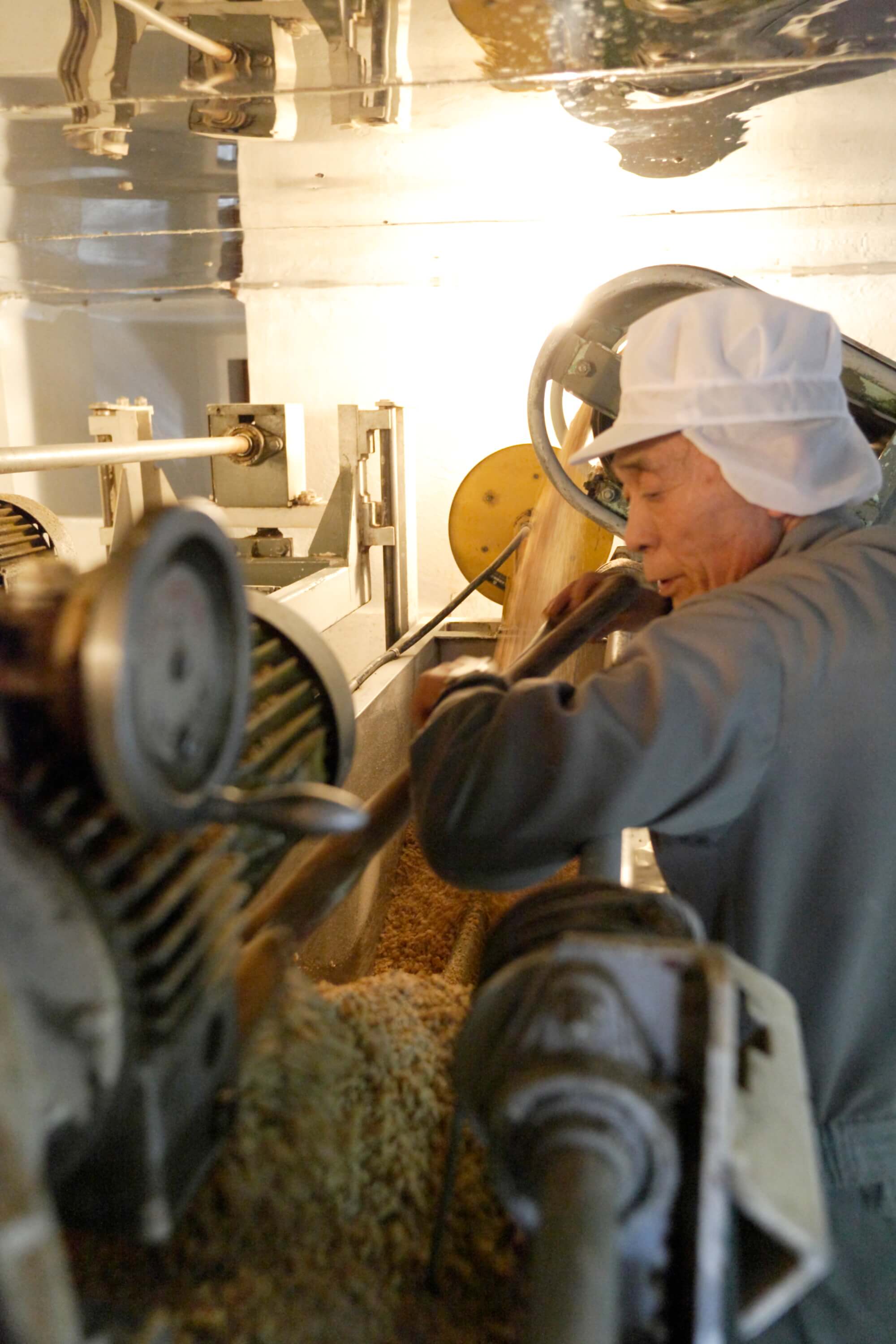 大量生産品の流れ作業と違い、すべての工程に職人の厳しいチェックが入ります。
