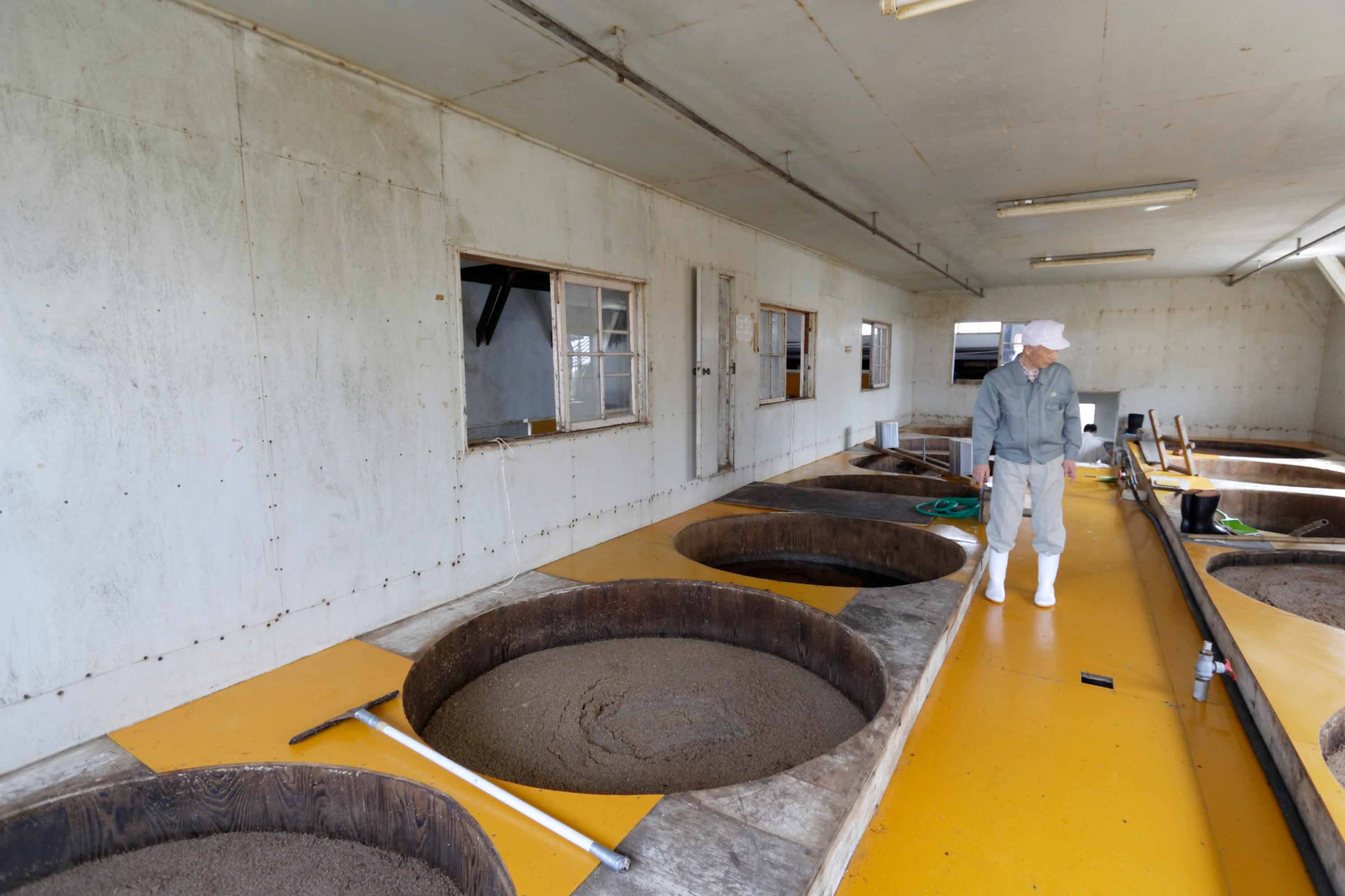 大量生産品の流れ作業と違い、すべての工程に職人の厳しいチェックが入ります。