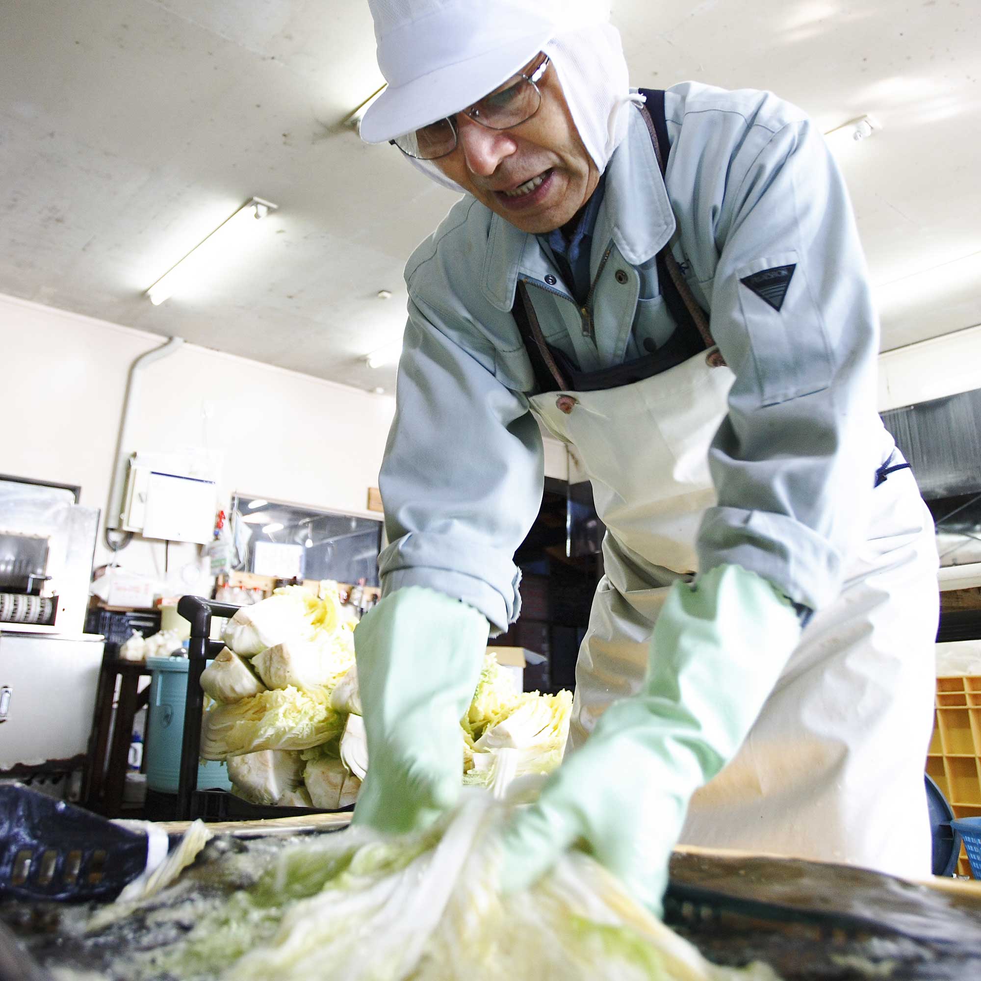 山形県アンテナショップおいしい山形　つくり手を訪ねて｜つけもの処 本長：40年以上漬物づくりに携わる山崎さんをはじめ、漬物のプロが手作業で行っています。