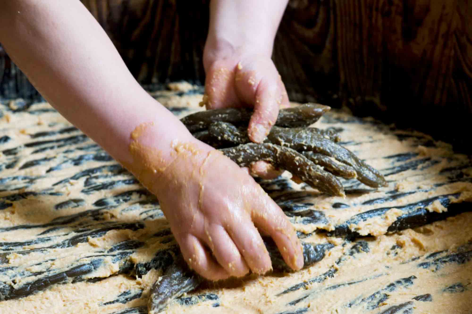 山形県アンテナショップおいしい山形　つくり手を訪ねて｜つけもの処 本長：素材一つひとつの感触をたしかめながら漬け込まれます。