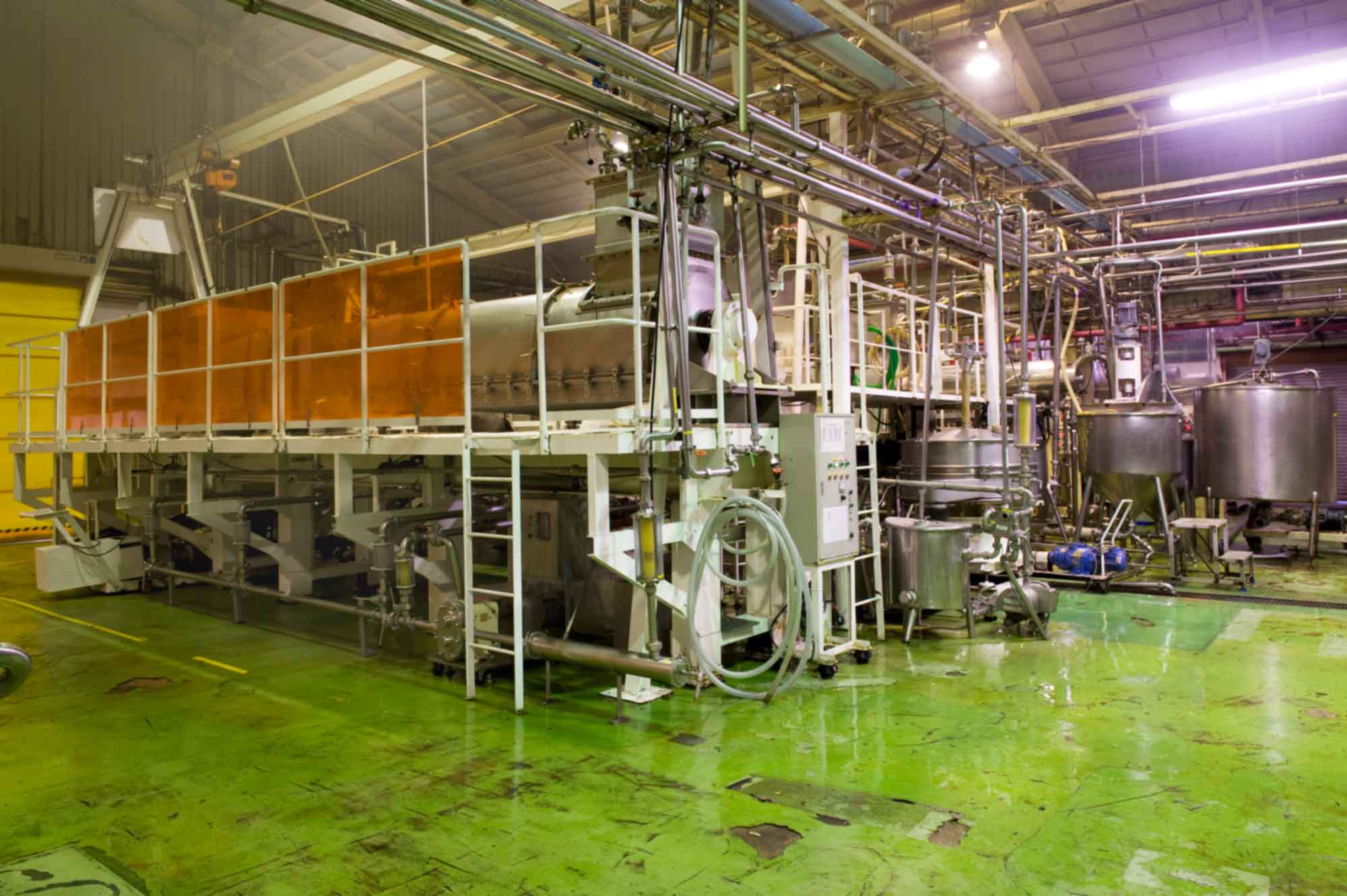 山形県アンテナショップおいしい山形　つくり手を訪ねて｜山形食品株式会社：窒素ガスで酸素を追い出し真空の中で搾り、すぐに殺菌することで酸化を防ぎます。