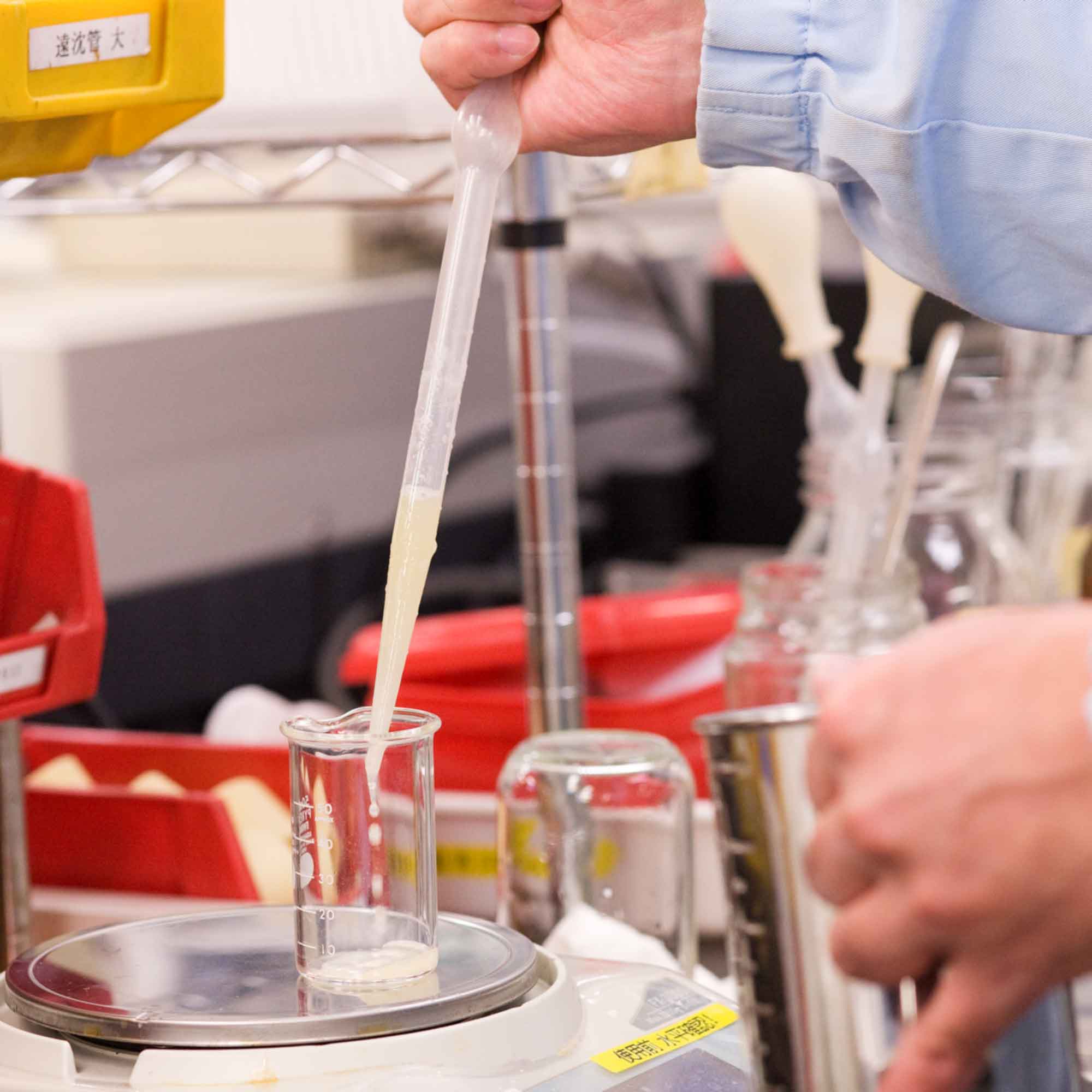 山形県アンテナショップおいしい山形　つくり手を訪ねて｜山形食品株式会社：成分検査を行い、安全・安心な製品をお届けしています。