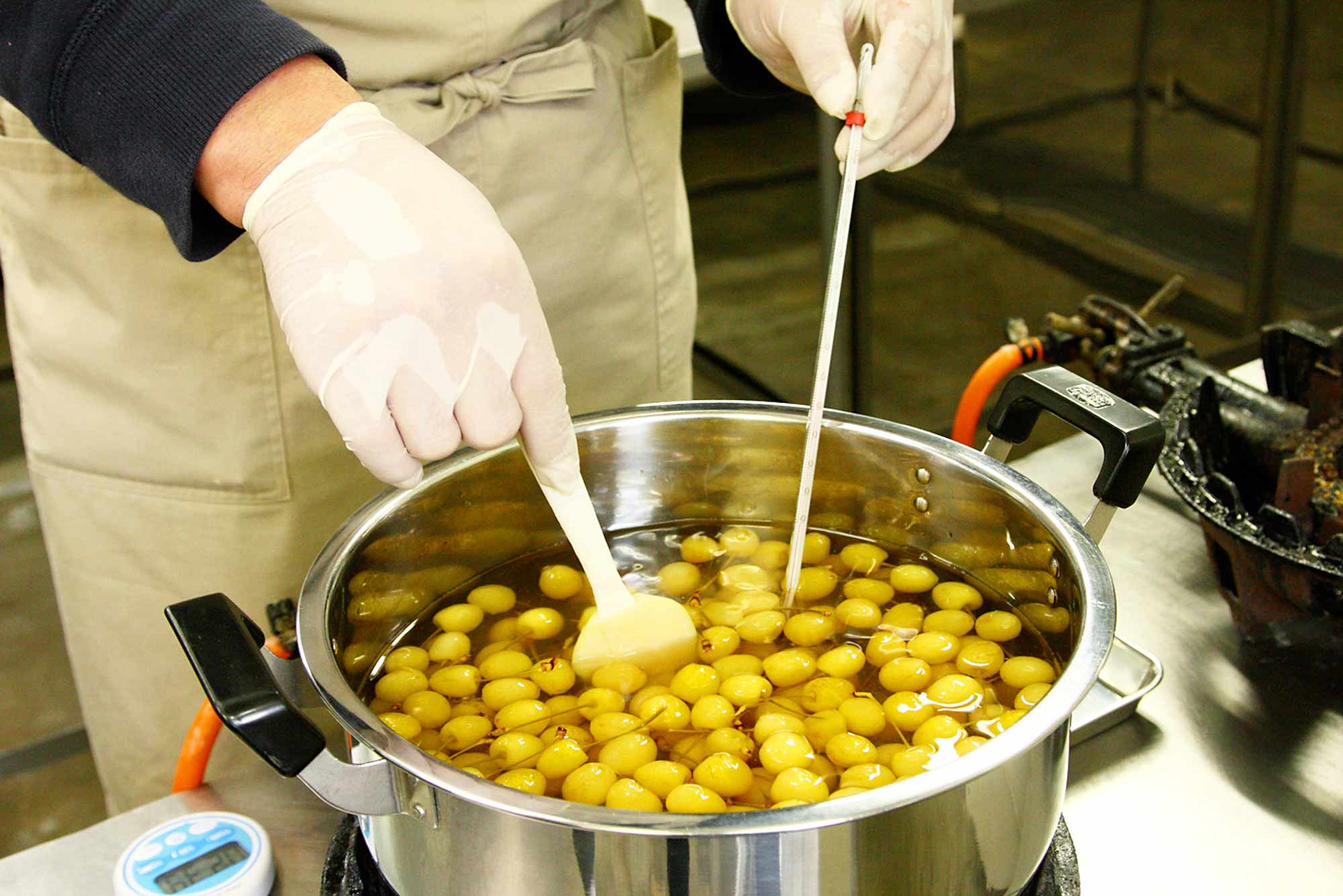 山形県アンテナショップおいしい山形　つくり手を訪ねて｜株式会社サエグサファクトリー：
                早摘みした黄色いさくらんぼを、リキュールで香り付けした蜜でゆっくりと煮詰めます。