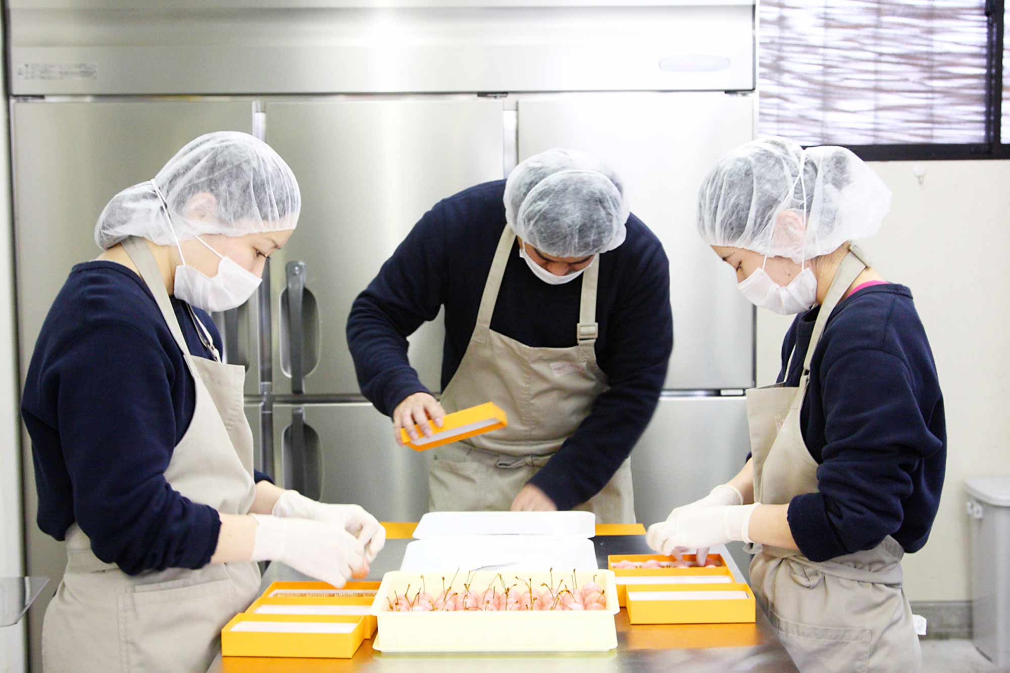 山形県アンテナショップおいしい山形　つくり手を訪ねて｜株式会社サエグサファクトリー：
                ゼリーが溶けてしまわないよう通年冷房の効いた部屋で箱詰めの作業は行われています。