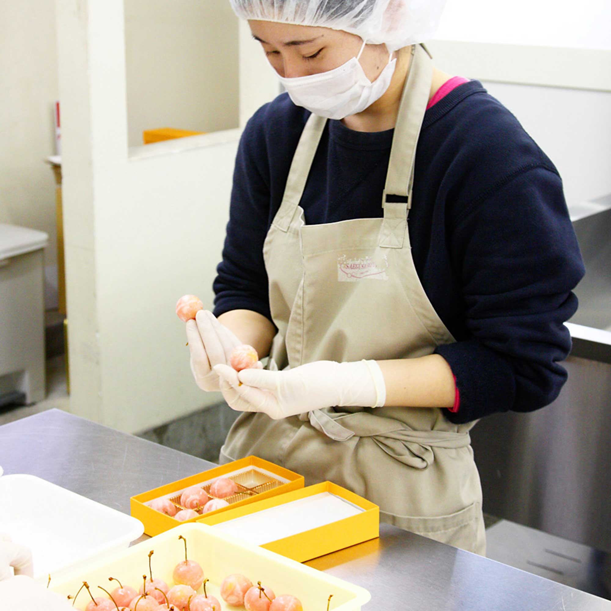 山形県アンテナショップおいしい山形　つくり手を訪ねて｜開けた瞬間の感動を損なわないよう、最終チェックを行い、軸の方向も合わて詰めます。