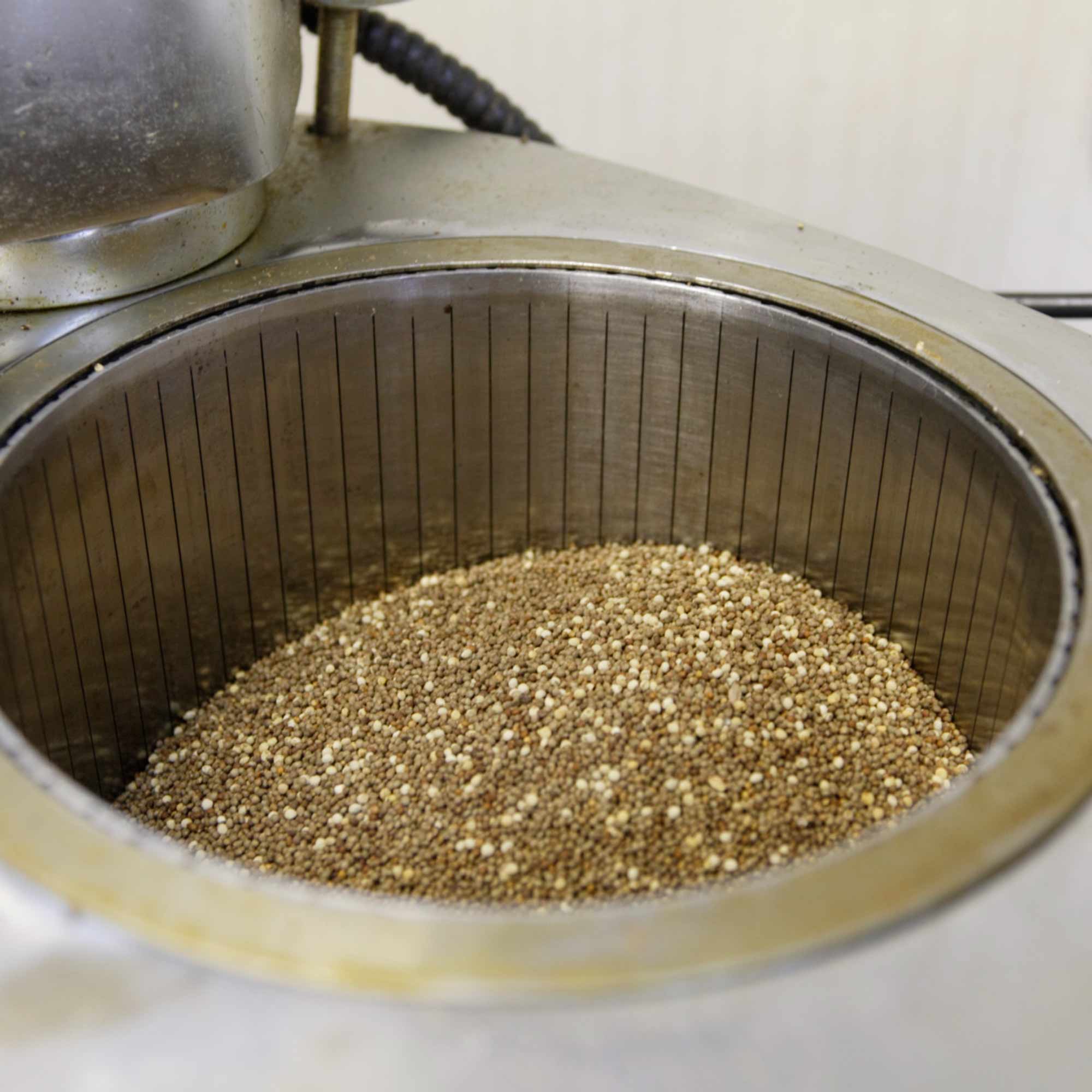 山形県アンテナショップおいしい山形　つくり手を訪ねて｜戸沢村エゴマの会：
                戸沢村エゴマの会では、香り付けの為ではなく、水分を飛ばし油がよく絞れるように焙煎を行っています。