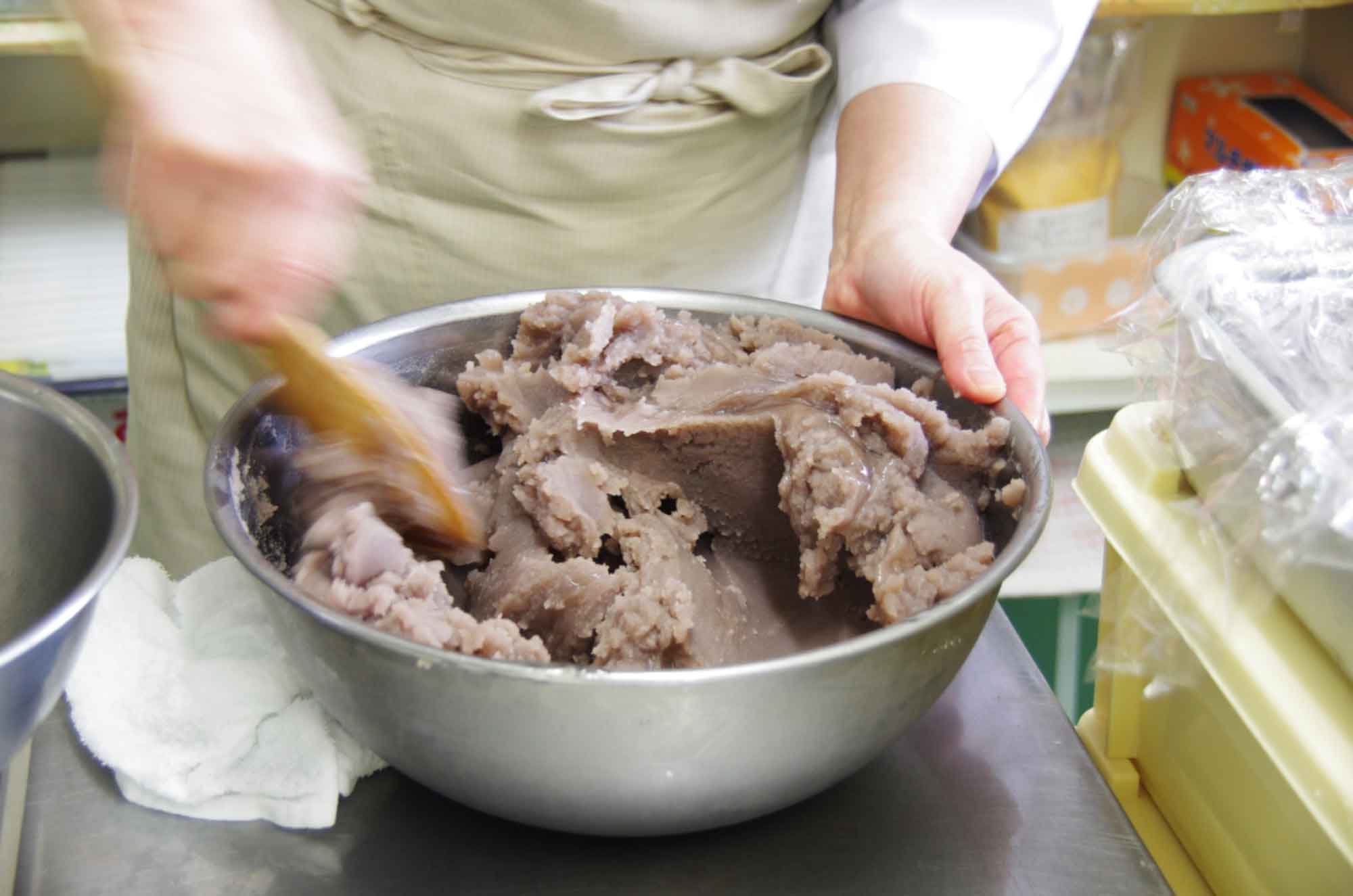 山形県アンテナショップおいしい山形　つくり手を訪ねて｜有限会社ぱんどら：
                北海道産の小豆を用いた皮むき餡を使用。えぐみやくせがなく、上品な甘さのあんこに仕上がります。