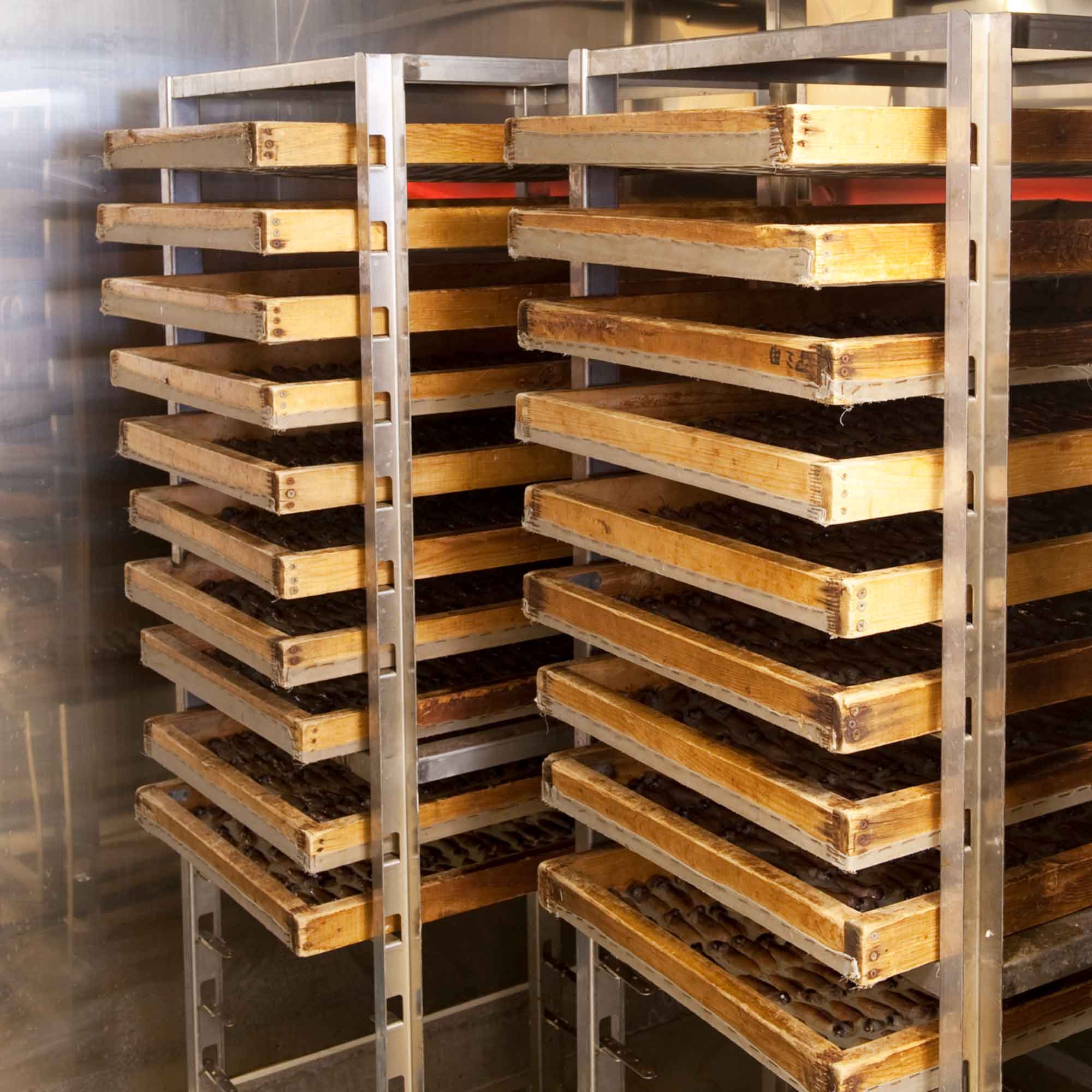 山形県アンテナショップおいしい山形　つくり手を訪ねて｜有限会社木川屋本店：乾き具合を細めにチェックし、場所の入れ替えなども行いながら翌朝まで乾燥させます。