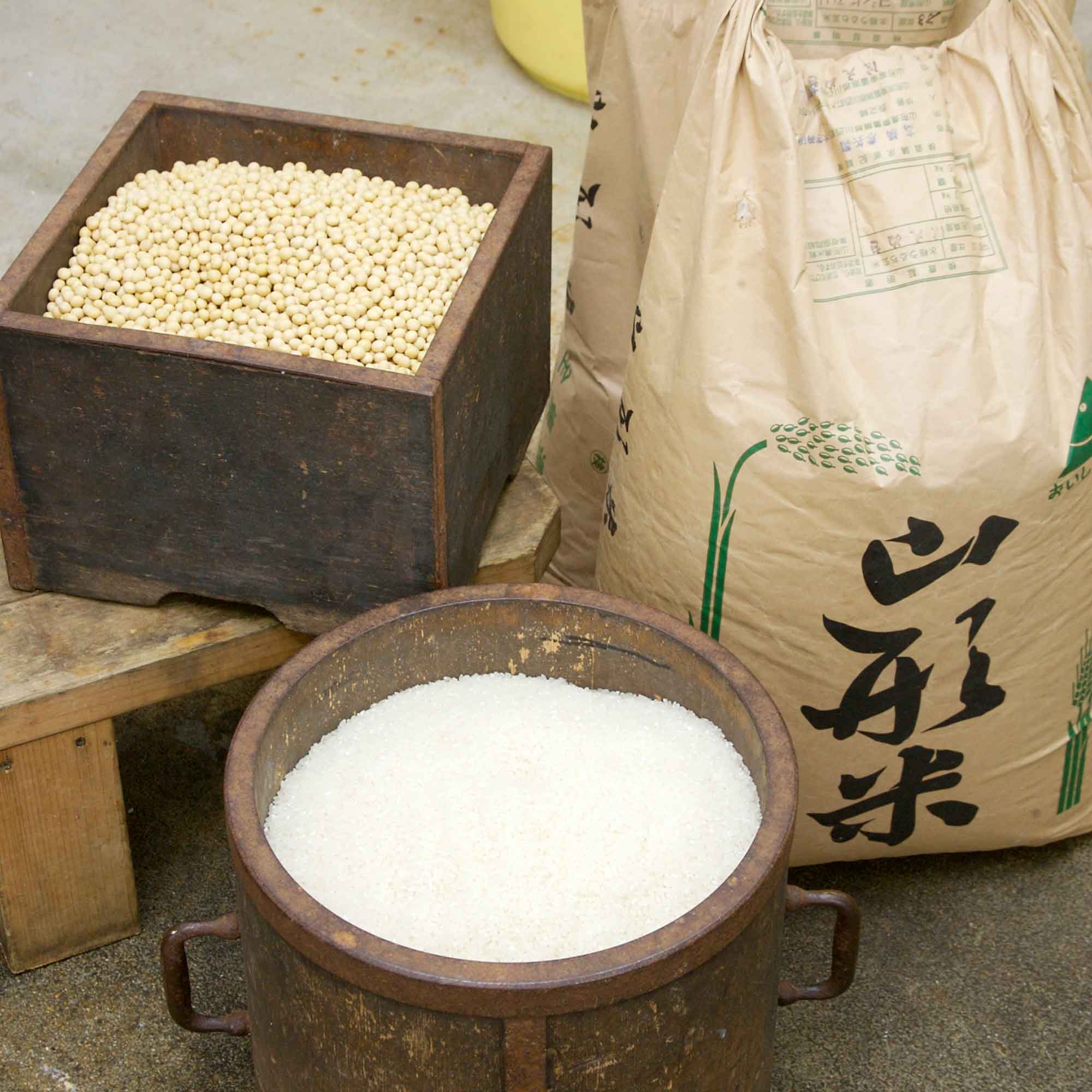 山形県アンテナショップおいしい山形　つくり手を訪ねて｜有限会社酢屋吉正：米は山形産、大豆は国産を使用。5升枡、1斗枡などの道具類も、蔵と同時期の明治の頃から活躍。