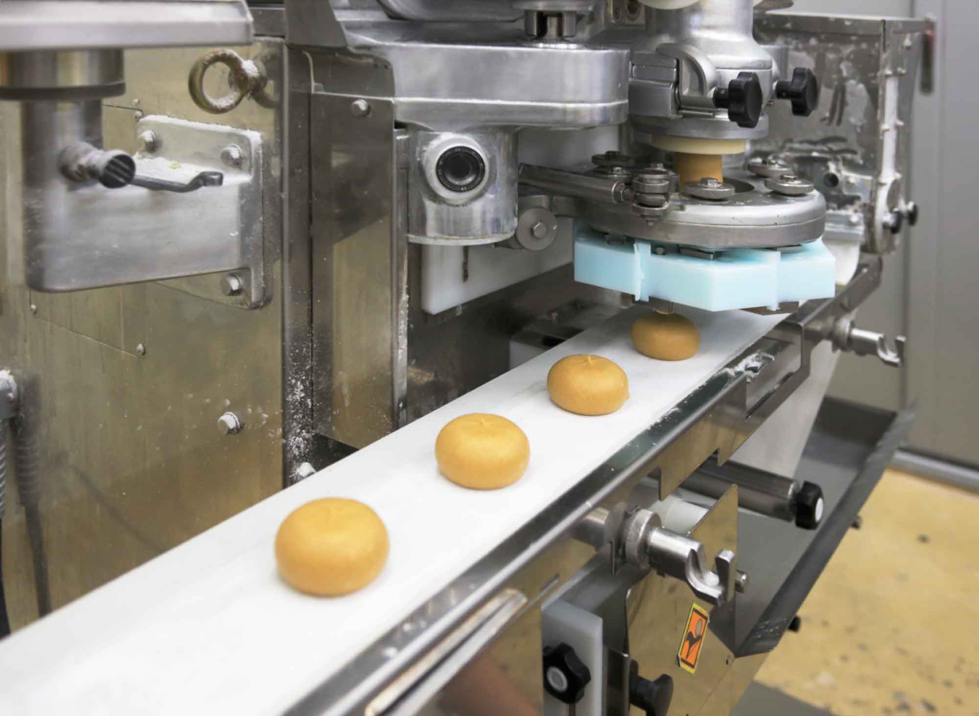 山形県アンテナショップおいしい山形　つくり手を訪ねて｜出羽菓子処みのりや（有限会社達商）：
                【包餡】できたてのとちもちはぷっくりと可愛いフォルム。週に１度、約1,500個が作られる。