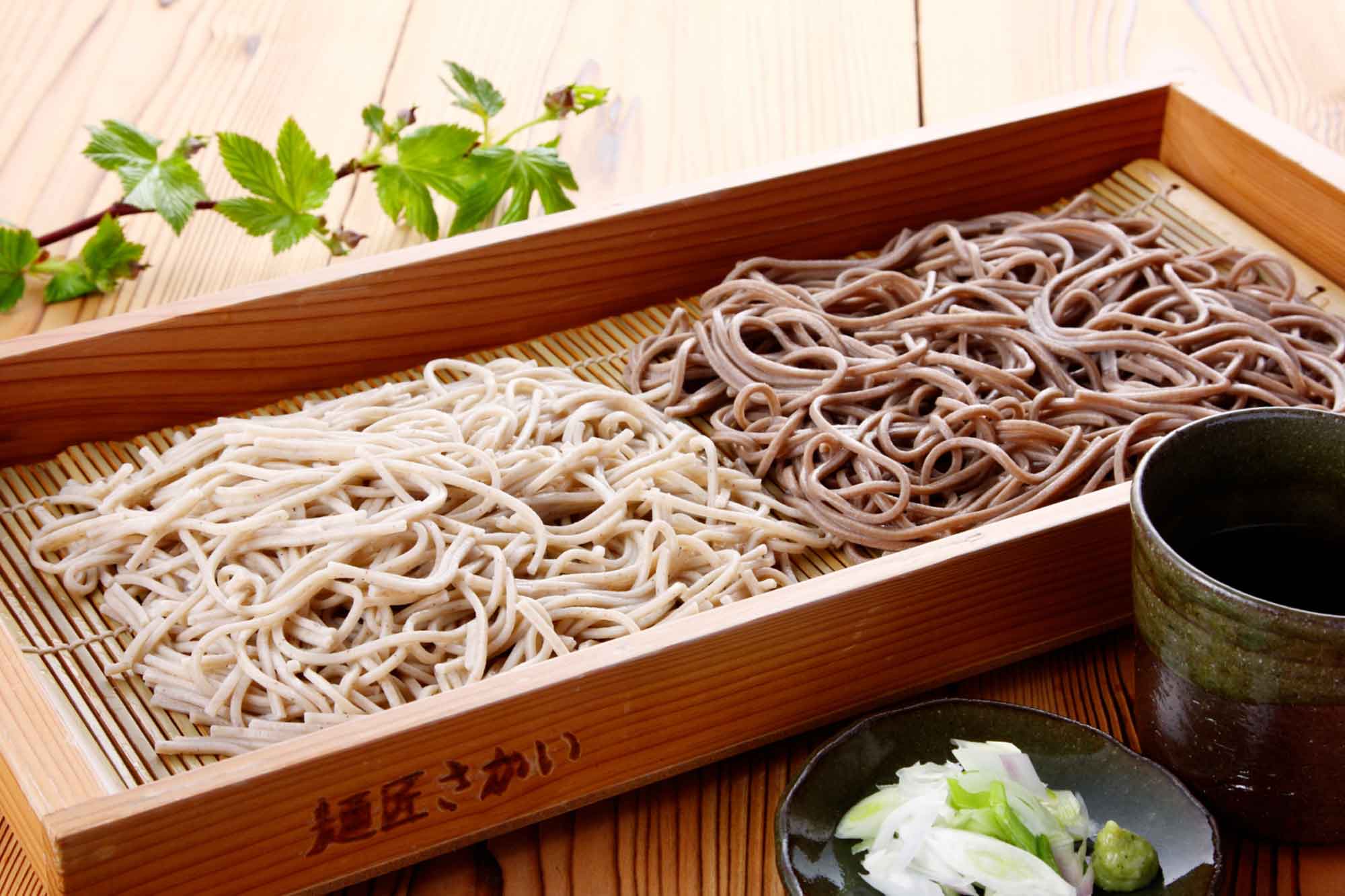 山形県アンテナショップおいしい山形　つくり手を訪ねて｜めん工房さかい (合資会社 酒井製麺所）（山形市)：
                「幻の山形天保そば」は6月の期間限定で、県内の保存会会員店でのみ味わうことができる。