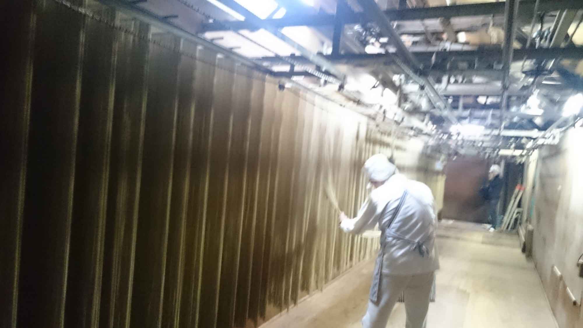 山形県アンテナショップおいしい山形　つくり手を訪ねて｜めん工房さかい (合資会社 酒井製麺所）（山形市)：
                のれん状に吊るされ、乾燥中のそば。美しい肌にするため、熟練の技が光る。