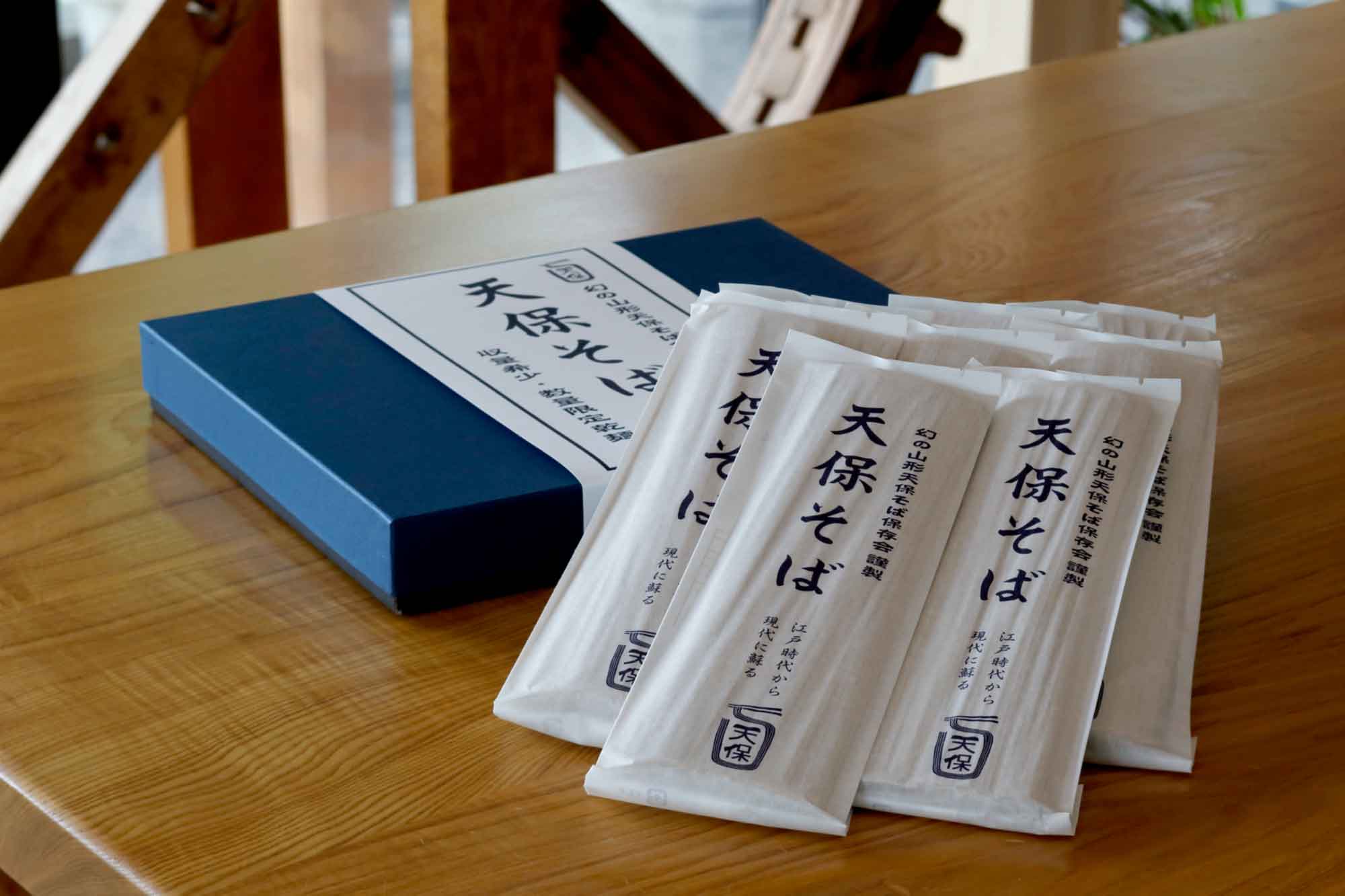 山形県アンテナショップおいしい山形　つくり手を訪ねて｜めん工房さかい (合資会社 酒井製麺所）（山形市)：
                鮮やかな香りと滑らかな口当たりを両立した「天保そば」。冷やすと香りがさらに際立つ。