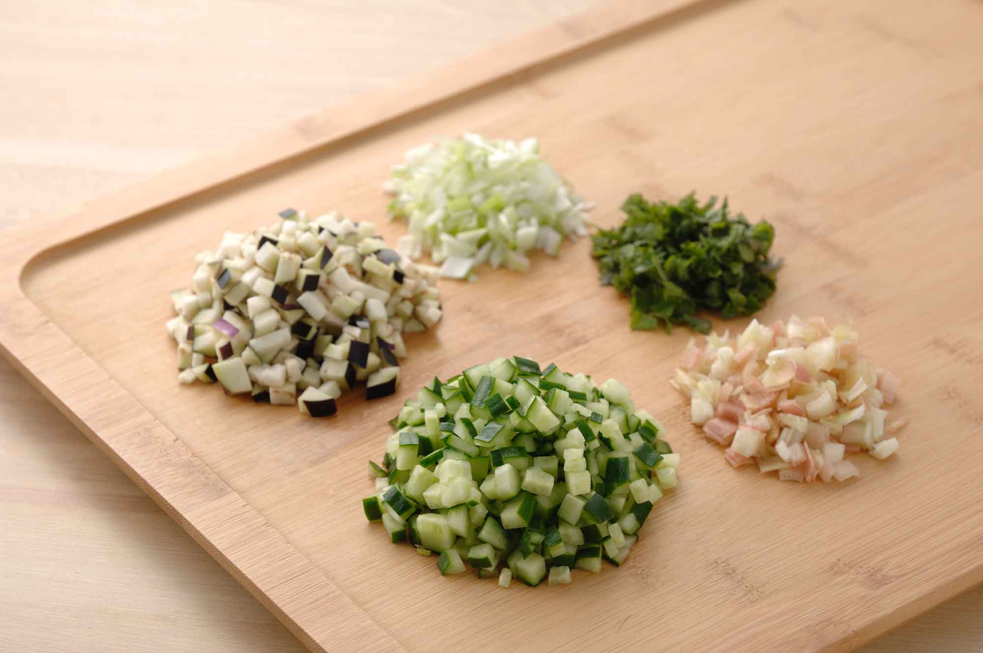 山形県アンテナショップおいしい山形　つくり手を訪ねて｜株式会社マルハチ：
                パリッとした食感、野菜本来の風味、より美味しくするため切り方も工夫されている。