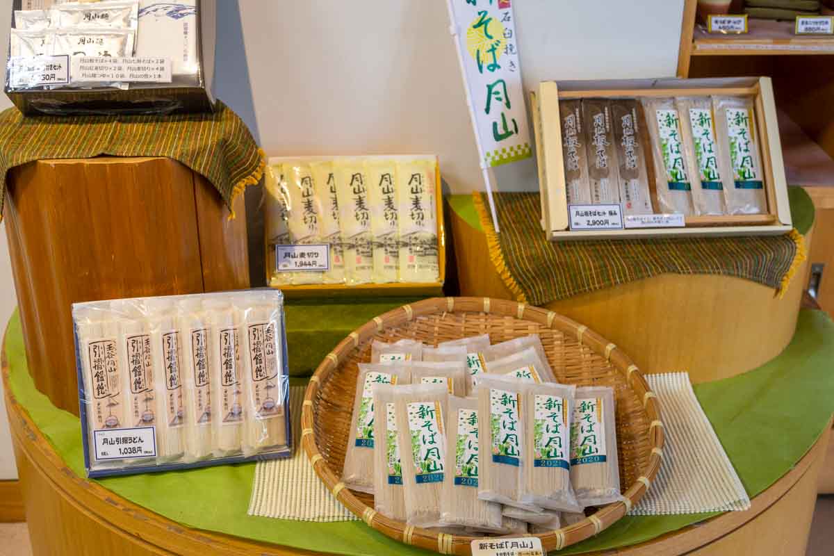 そば、麦切り、うどんなど、さまざまな商品を販売。工場に隣接する直営店には多くの人が足を運びます。