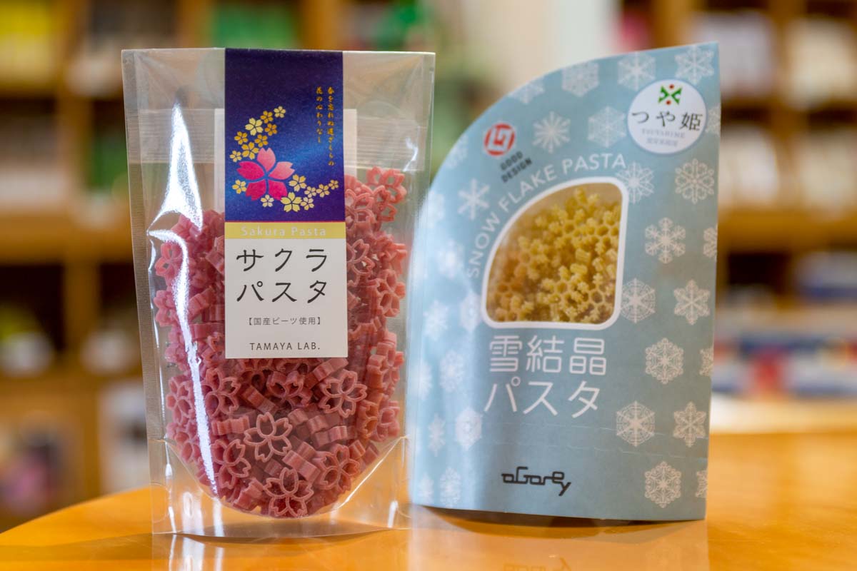サクラパスタと雪結晶パスタ。雪結晶パスタには、山形ブランド米「つや姫」の発芽米が入っています