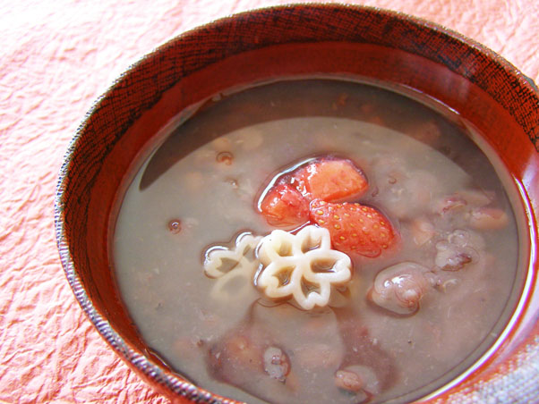 花びらが舞い降りたような、サクラパスタを使った一品「サクラぜんざい」（写真提供：玉谷製麺所）