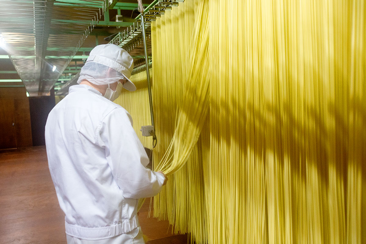 保存性を高めるため乾燥させる中華麺