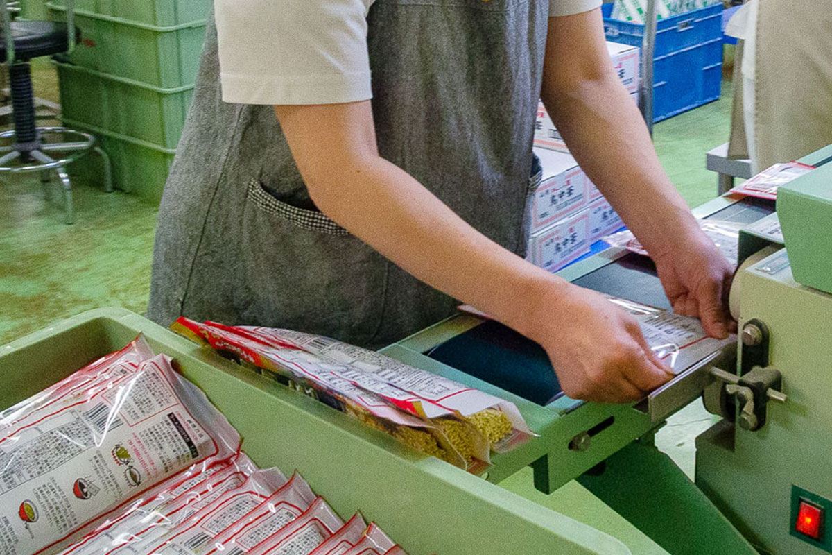 一袋ずつ人の目で検品しながらのパッケージ