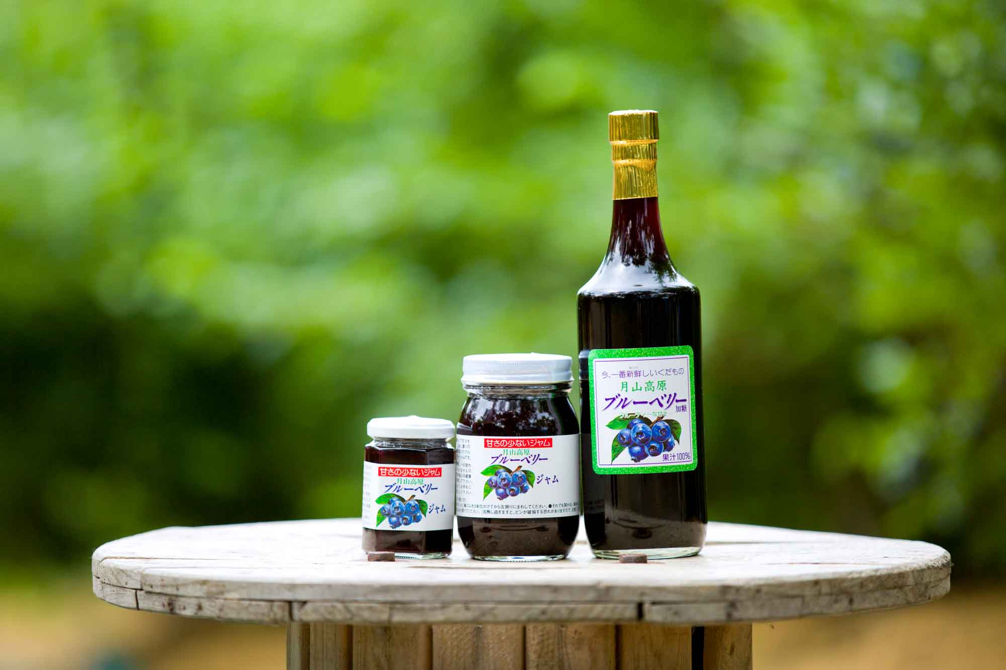 山形県アンテナショップおいしい山形　素材を訪ねて｜ブルーベリー：
                    ジャムは大と小の２サイズ。ジュースはもちろん果汁100％で、豊かなコクが味わえる。